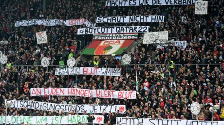 Wenn sogar Fußball-Fans gegen eine WM protestieren: Anhänger des FC Augsburg riefen im Spiel gegen Bochum am vergangenen Samstag zu einem Boykott auf.  
