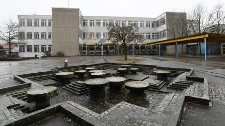 Die Mittelschule in Langweid soll abgerissen werden, wenn der gemeinsame Neubau mit der Grundschule steht. Dieser wird aber deutlich teurer.