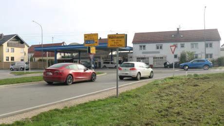 Die Mühlhausener Ortstafel wurde etwa 150 Meter weiter Richtung Ortsmitte versetzt. Sie steht jetzt an der Einmündung der Staatsstraße in die Ortsdurchfahrt.