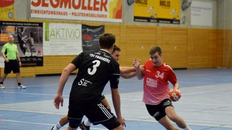 Der BHC Königsbrunn muss in der Bezirksoberliga gegen Friedberg ran (am Ball Lukas Alber).