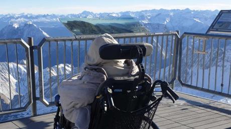 Die pflegebedürftige Amelie K. aus Krumbach konnte dank der Aktion Wünschewagen jetzt noch einmal auf der Zugspitze das Alpenpanorama genießen.