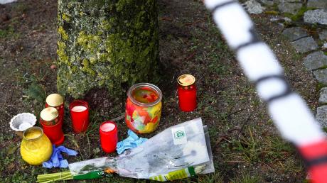 Nach dem kaltblütigen Mord im November 2016 wurden am Tatort, vor dem Hochhaus in Ludwigsfeld, Blumen und Herzen niedergelegt.