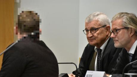Der Hauptangeklagte (links) im Monheimer Raser-Prozess mit seinen beiden Anwälten Hans-Dieter Gross und Moritz Bode (rechts) vor der Bekanntgabe des Urteils.
