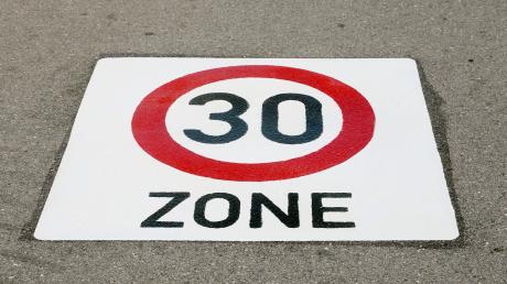 In Dürrlauingen soll langsamer gefahren werden: In zwei Baugebieten wird die Geschwindigkeit auf maximal 20 beziehungsweise 30 Kilometer pro Stunde beschränkt.