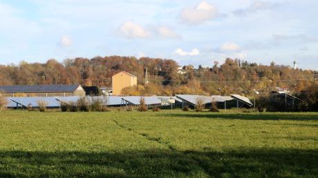 Südlich des Solarparks bei Oberach soll ein weiterer gebaut werden. Im Hintergrund ist das Raiffeisen-Lagerhaus und die Kirche von Rehling zu sehen. Die neue Anlage hat eine Leistung von 3,5 Megawatt und die zweieinhalbfache Größe des bestehenden Parks.