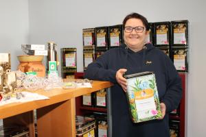 Maria Wiesinger hat die Tee Genusswelt 24 gegründet. Der Online-Shop ist in Neusäß ansässig und hat an zwei Vormittagen in der Woche für Kundinnen und Kunden geöffnet.