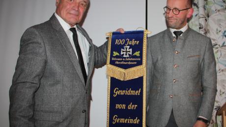 Bürgermeister Andreas Reiter (rechts) überreichte dem
Vorsitzenden Rudolf Fischer ein Fahnenband zum
100. Jubiläum des Soldaten- und Veteranenvereins
Oberottmarshausen.