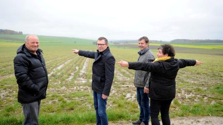 Bürger aus Buchdorf und Bergstetten wollen den geplanten Solarpark verhindern. Hier deuten sie auf die Fläche, auf der eine 20 Hektar große Anlage entstehen soll. 