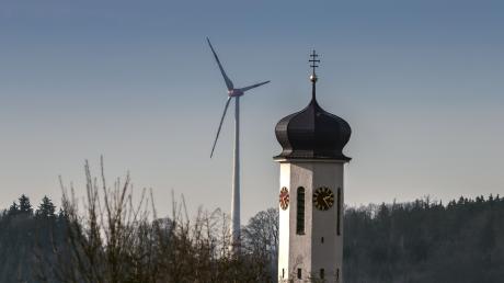 Auf dem Bild sind die St. Wolfgang Kirche in Meitingen und das Langenreichener Windrad zu sehen, ein starkes Teleobjektiv lässt sie auf diesem Foto nah beieinander wirken. 