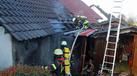 Wegen eines Brandes an einer Garage sind Polizei und Feuerwehr am Montagvormittag im Spitalweg in Weißenhorn im Einsatz gewesen. 