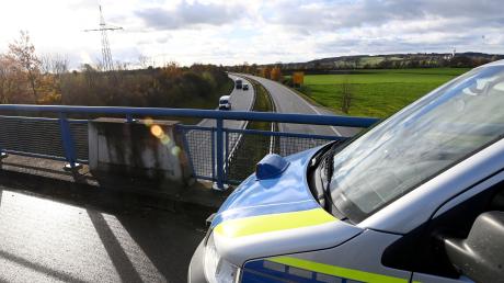 Mutmaßlich von dieser Brücke bei Nordendorf wurden am Donnerstag Steine auf fahrende Autos geworfen. Eine Frau ist leicht verletzt. 