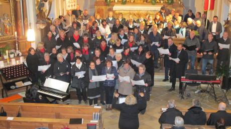 Zum Schlusslied haben sich alle Chöre bei der Klangnacht in Obergriesbach im Altarraum versammelt.