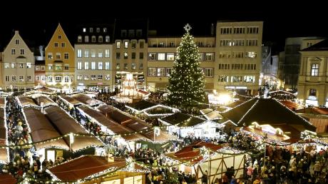 Der Christbaum für alle wird seit den 1920er Jahren auf dem Augsburger Rathausplatz aufgebaut. Dieses Jahr wird er aus Neusäß kommen.
