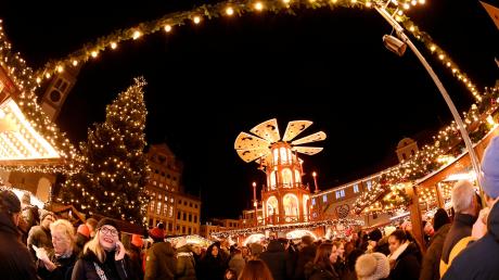 Nach zwei Jahren Pause strömen die Menschen wieder auf den hell erleuchteten Rathausplatz zum Christkindlesmarkt.