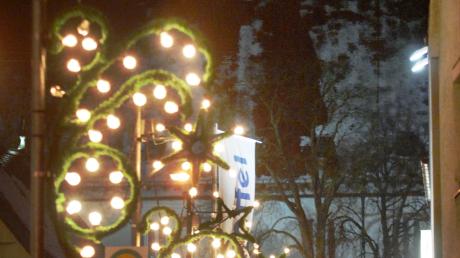 Die Weihnachtsbeleuchtung der Stadt Schwabmünchen leuchtet heuer am Abend eine halbe Stunde kürzer als gewohnt. Morgens bleibt sie sogar ganz aus. 