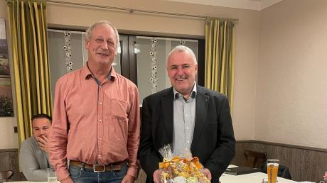 Rupert Diethei, Obermeister der Bäckerinnung Nordschwaben (links), übergibt dem stellvertretenden Landesinnungsmeister Harald Friedrich ein kleines Dankeschön für seine Teilnahme bei der Innungsversammlung.