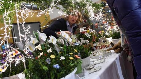 Beim Weihnachtsmarkt in Stadtbergen werden Kaufwillige im Bürgersaal beim Kunsthandwerkermarkt mit Sicherheit fündig.