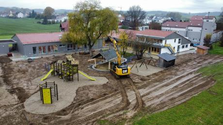 Der neue Kindergarten in Hollenbach ist jetzt eingeweiht. Am 4. Dezember ist Tag der offenen Tür. Hier werden die letzten Arbeiten im Außenbereich ausgeführt.