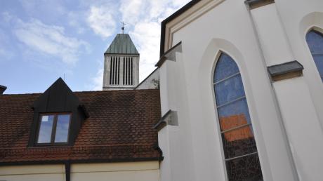 Die Christuskirche in Donauwörth soll saniert werden - das ist seit Langem geplant. Jetzt soll die Maßnahme Fahrt aufnehmen. Begonnen wird mit der Eingerüstung des Turms.