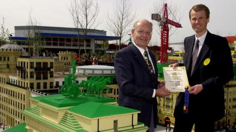 Seit über 20 Jahren ist Rudolf Köppler im Miniland des Legolands Bürgermeister des Bereichs Berlin. Vom ersten Parkchef John Jacobsen hat der frühere Günzburger OB die Ernennungsurkunde erhalten.