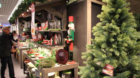 Im Weihnachtsmarkt von Segmüller kann man festliche Dekoartikel finden. Trotz der finanziellen Belastung durch die Energiekrise lockt er wieder viele Kunden und Kundinnen an.