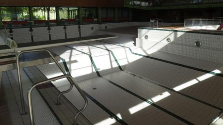 Das Hallenbadbecken ist inzwischen leer. Schwimmunterricht hatte dort noch bis im vergangenen Schuljahr stattgefunden. 