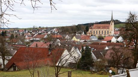 Der Ausblick vom nördlichen Aindlinger Baugebiet "Am Erlberg" mit freier Sicht auf die Pfarrkirche St. Martin. Im Ortskern soll nun ein weiterer Bebauungsplan aufgestellt werden.