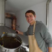 Trotz der derzeitigen extremen Preissteigerungen leitet Franz Schorer junior nach wie vor mit Leib und Seele seine kleine Brauerei in Walkertshofen.