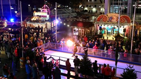 Bei der Eröffnung des Weihnachtsmarktes in Gersthofen gab es für die Besucherinnen und Besucher ein feuriges Spektakel.