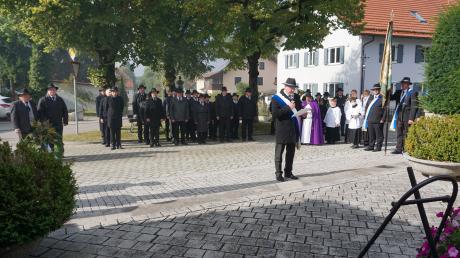 Der Krieger- Soldaten- und Kameradschaftsverein Pflugdorf feiert seinen 100. Geburtstag. Das Foto zeigt die Ehrung am Kriegerdenkmal 2021.
