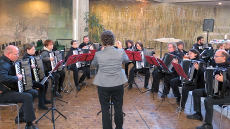 Akkordeonorchester – hier das Ensemble der Sing- und Musikschule Gersthofen unter der Leitung von Stefanie Saule – spielten in der Kirche Maria, Königin des Friedens, zugunsten von Ukraine-Opfern.