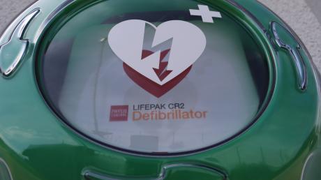 Die Gemeinde Sielenbach bestellt vier weitere Defibrillatoren. Künftig gibt es insgesamt zehn solcher lebensrettender Geräte in der Kommune.