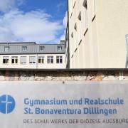 St.-Bonaventura-Gymnasium: Wochenlang gab es Kritik am katholischen Schulwerk Augsburg, weil am Dillinger St.-Bonaventura-Gymnasium ein Lehrer unterrichtet, der an seiner alten Schule Sex mit einer Schülerin gehabt hat. Nun wird reagiert.