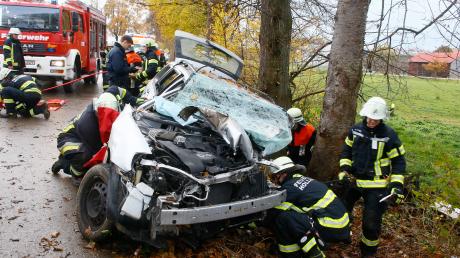 Zu einem schweren Unfall kam es am Samstag auf der Verbindungsstraße zwischen dem Hollenbacher Ortsteil Motzenhofen und dem Inchenhofener Ortsteil Sainbach. Ein Autofahrer krachte morgens gegen einen Baum und wurde eingeklemmt. Die Feuerwehr musste ihn aus seinem Wagen befreien.
