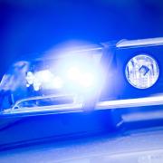 Bei einer Verkehrskontrolle in Oettingen werden in der Nacht auf Montag bei einem Mann unzulässige Medikamente, Drogen und verbotene Waffen gefunden.