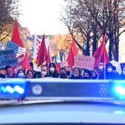 Teilnehmer einer Demonstration gegen Präventionshaft von Klimaaktivisten gingen kürzlich bei einem Protestzug vom Wettersteinplatz zur JVA Stadelheim hinter einem Polizeiauto.