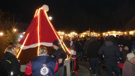 Im vergangenen Jahr hatte der Dorfbrunnen beim Weihnachtsmarkt in Kellmünz eine Nikolausmütze bekommen.