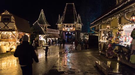 Auch der Kaltenberger Weihnachtsmarkt litt zur Eröffnung am Freitagabend unter dem anhaltenden Regen. Doch das Wasser ließ alles doppelt glänzen und funkeln.