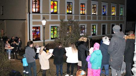 In Inchenhofen gibt es heuer wieder einen Rathausadventskalender. Am dritten und vierten Adventssonntag finden jeweils kleine Feiern am Platz vor den Fenstern statt.