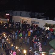 Der Schiltberger Weihnachtsmarkt fand wieder im Innenhof des Bürgerhauses statt. Viele Besucherinnen und Besucher kamen.