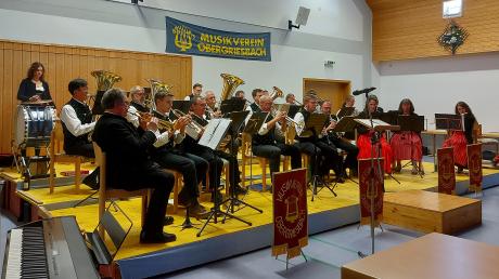 Das Adventskonzert des Musikvereins Obergriesbach stimmte die Zuhörerinnen und Zuhörer in der Mehrzweckhalle auf die Weihnachtszeit ein.