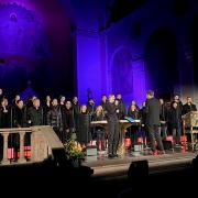 Der A-cappella-Chor Greg is back stimmte mit seinen mitreißenden Liedern und klangvollen Solostimmen beim Benefizkonzert in der  Friedberger Stadtpfarrkirche St. Jakob wundervoll auf die Adventszeit ein. 