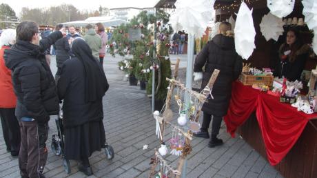 Zum Nikolausmarkt verbunden mit einem Tag der offenen Tür im Rahmen des Jubiläums von Sankt Nikolaus in Dürrlauingen kamen hunderte von Besucher.