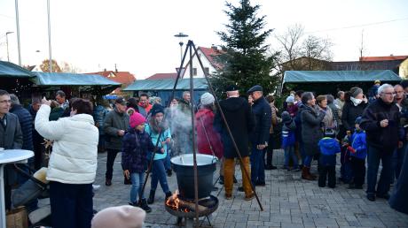Kurz nach der Eröffnung war der Weihnachtsmarkt in Schwabegg bereits gut besucht. Hier wurde eigens ein Trägerverein zur Durchführung des Marktes gegründet.