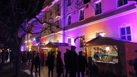 Der Weihnachtsmarkt am Kloster Roggenburg ist wegen seiner Lage und der Beleuchtung besonders stimmungsvoll.  