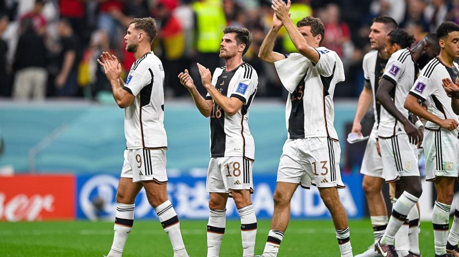 Niclas Füllkrug, Jonas Hofmann und Thomas Müller applaudieren den Fans nach dem Spiel gegen Spanien.