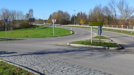 Die Grünfläche links neben dem Kreisverkehr an der Nordendorfer B2-Anschlussstelle darf nicht mehr für großflächige Werbebanner genutzt werden. 