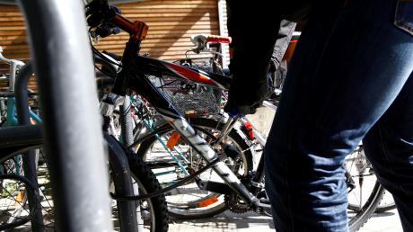 Zwei Jugendliche stehen unter Verdacht, zwei Fahrräder in Weißenhorn entwendet zu haben.  
