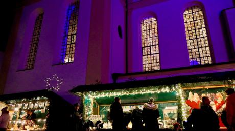 Vor der stimmungsvollen Kulisse der Wallfahrtskirche findet der Biberbacher Weihnachtsmarkt statt. 