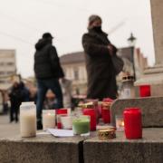 Am Montag wurden es immer mehr Kerzen, Blumen und Briefe vor dem Augsburger Rathaus.